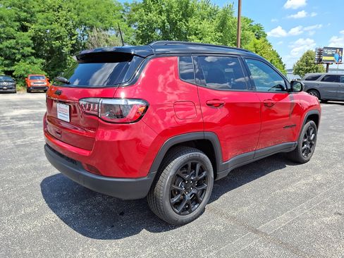 Used 2023 Jeep Compass Latitude w/ Sun and Sound Group AWD/4WD image 12