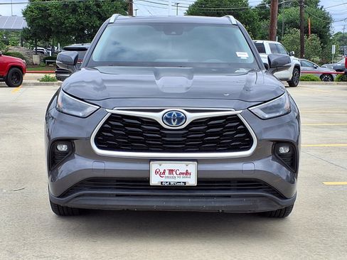 Used 2022 Toyota Highlander XLE FWD image 2