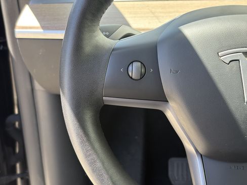 Used 2024 Tesla Model Y 2WD image 17