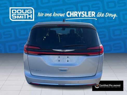 Used 2024 Chrysler Pacifica Touring-L image 5