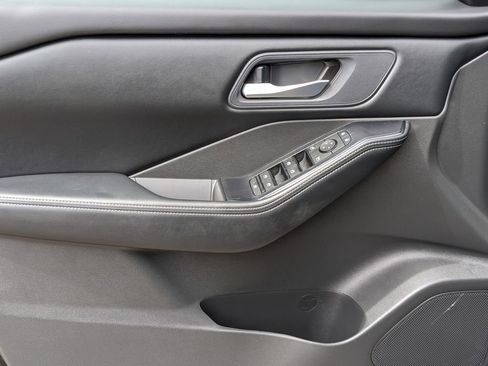 Certified 2025 Nissan Rogue SV FWD image 11