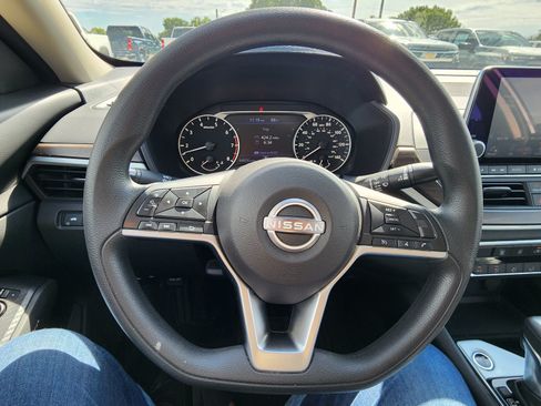 Used 2024 Nissan Altima 2.5 SV FWD image 13