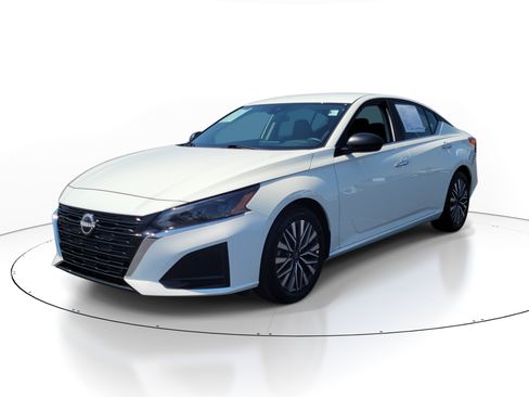 Used 2025 Nissan Altima 2.5 SV FWD image 2