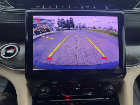 Certified 2025 Jeep Grand Cherokee Limited image 18