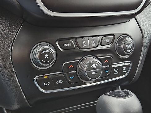 Used 2019 Jeep Cherokee Latitude Plus image 15