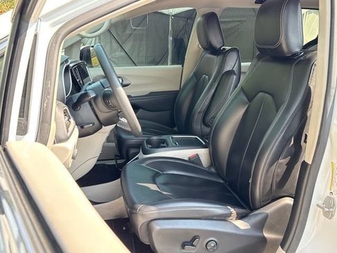 Used 2023 Chrysler Pacifica Touring-L FWD image 16