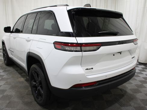 Used 2024 Jeep Grand Cherokee Limited w/ Black Appearance Package AWD/4WD image 30