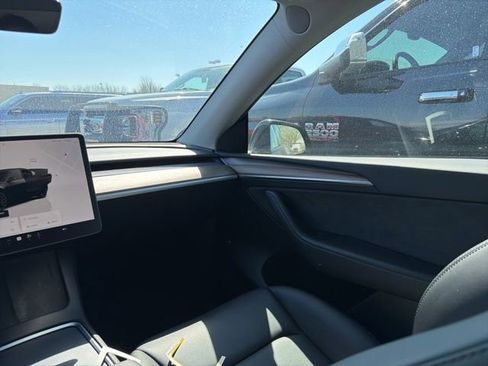 Used 2023 Tesla Model Y Performance image 17