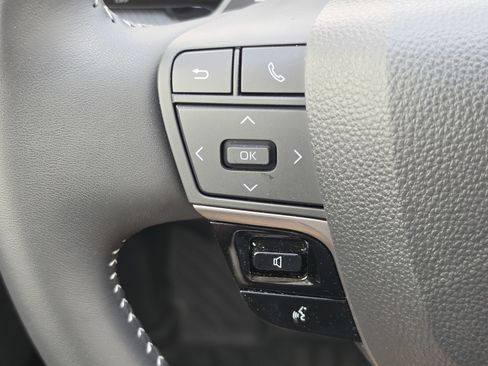 Used 2025 Toyota Camry SE w/ Multimedia Upgrade Package image 16