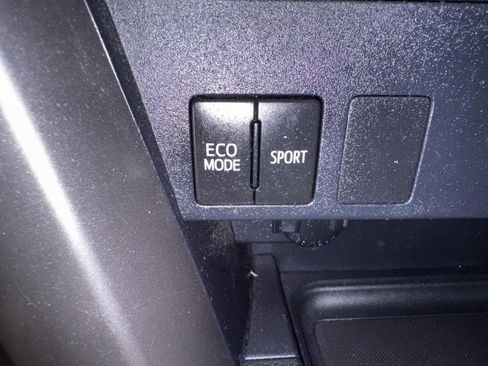 Used 2017 Toyota RAV4 LE w/ All Weather Liner Package AWD/4WD image 27