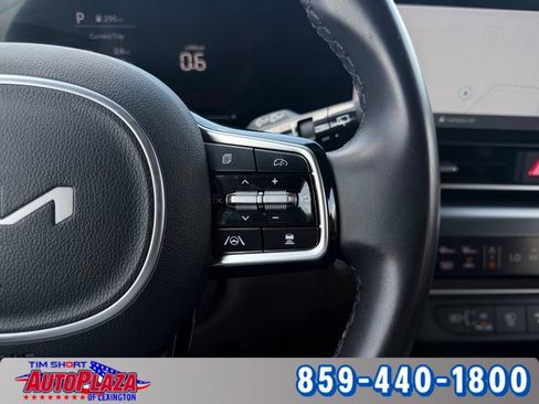 Used 2025 Kia Carnival FWD image 18