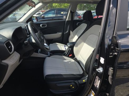 Used 2025 Hyundai Venue SEL FWD image 3