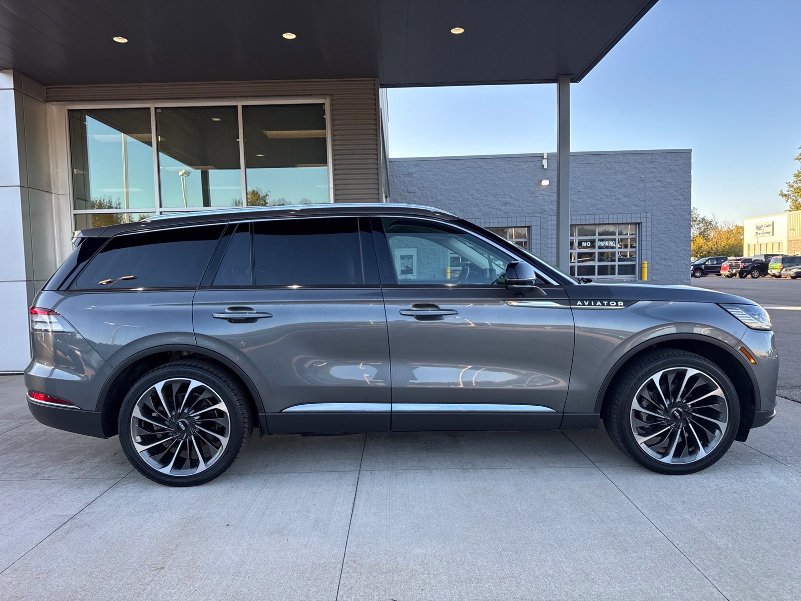Used 2025 Lincoln Aviator Reserve w/ Equipment Group 201A AWD/4WD image 8