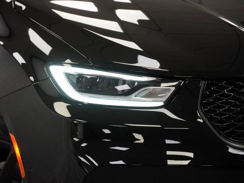 New 2026 Chrysler Pacifica Limited image 5