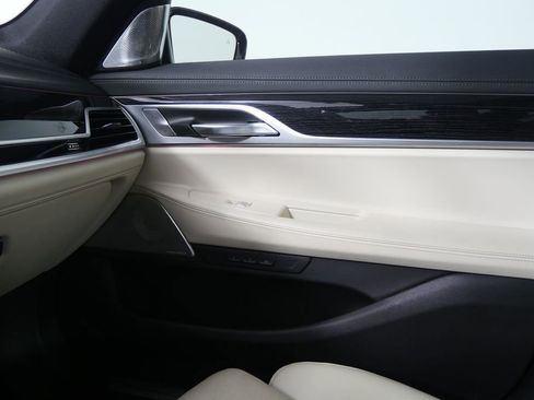 Used 2022 BMW 740i w/ M Sport Package image 28