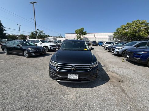 Used 2023 Volkswagen Tiguan SE FWD image 2
