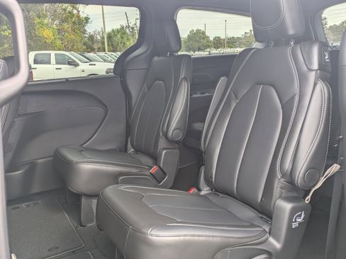 New 2026 Chrysler Pacifica Select image 14