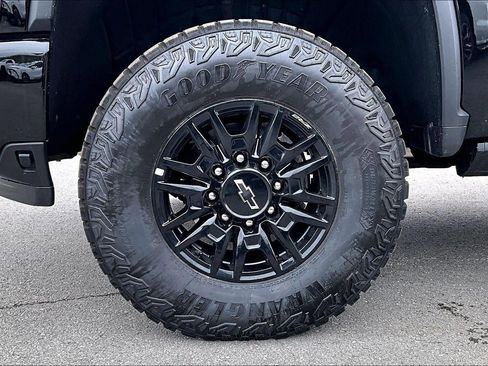 Used 2025 Chevrolet Silverado 2500 ZR2 w/ Technology Package AWD/4WD image 9