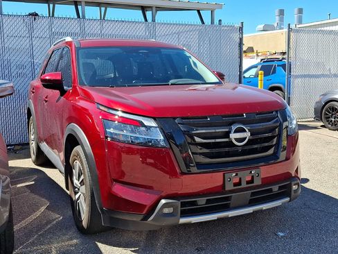 Used 2023 Nissan Pathfinder SL w/ Lighting Package (N92) image 2