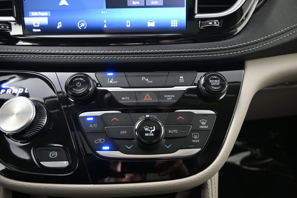 Used 2023 Chrysler Pacifica Limited FWD image 30