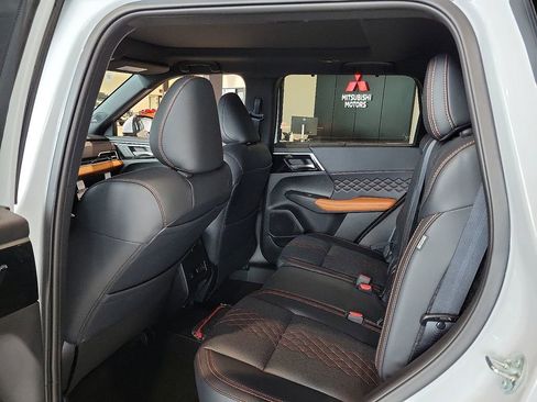 New 2025 Mitsubishi Outlander SEL image 8