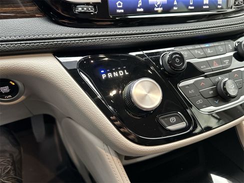 Used 2024 Chrysler Pacifica Limited w/ Uconnect Theater Family Group image 20