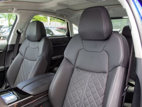 Used 2023 Audi S8 w/ S8 Comfort Plus Package AWD/4WD image 12