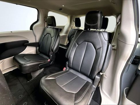 Used 2024 Chrysler Pacifica Touring-L image 26
