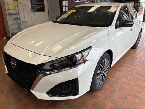 Used 2024 Nissan Altima 2.5 SV FWD image 9