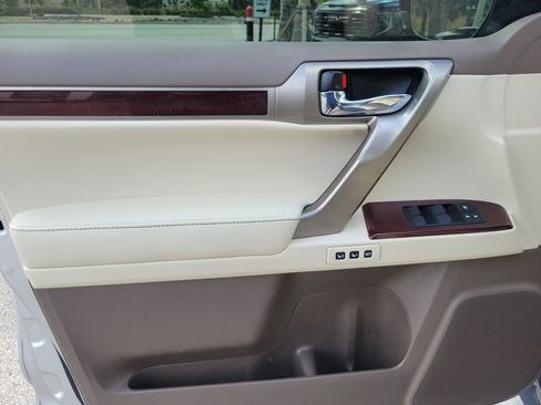 Used 2019 Lexus GX 460 Premium w/ Premium Package image 19