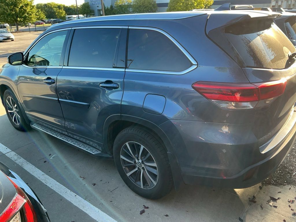 Used 2017 Toyota Highlander XLE w/ Protection Package #3 AWD/4WD image 5