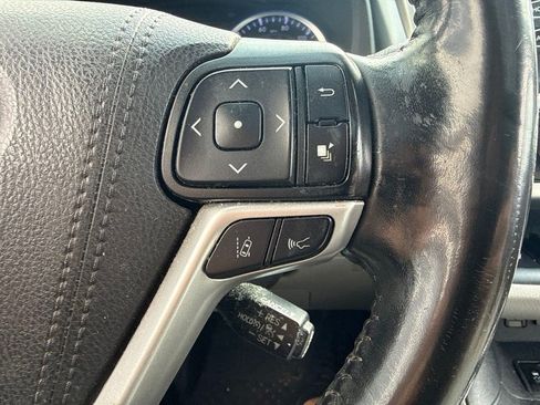 Used 2019 Toyota Highlander XLE AWD/4WD image 17