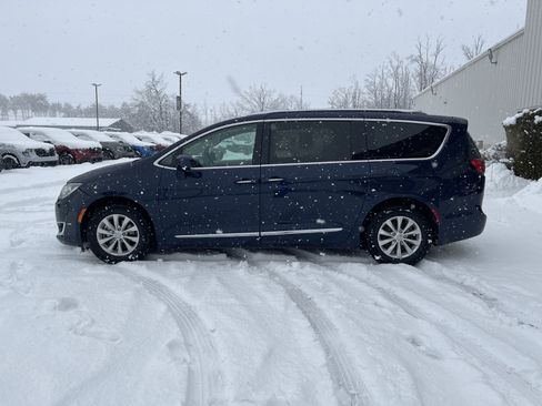 Used 2018 Chrysler Pacifica Touring-L image 6