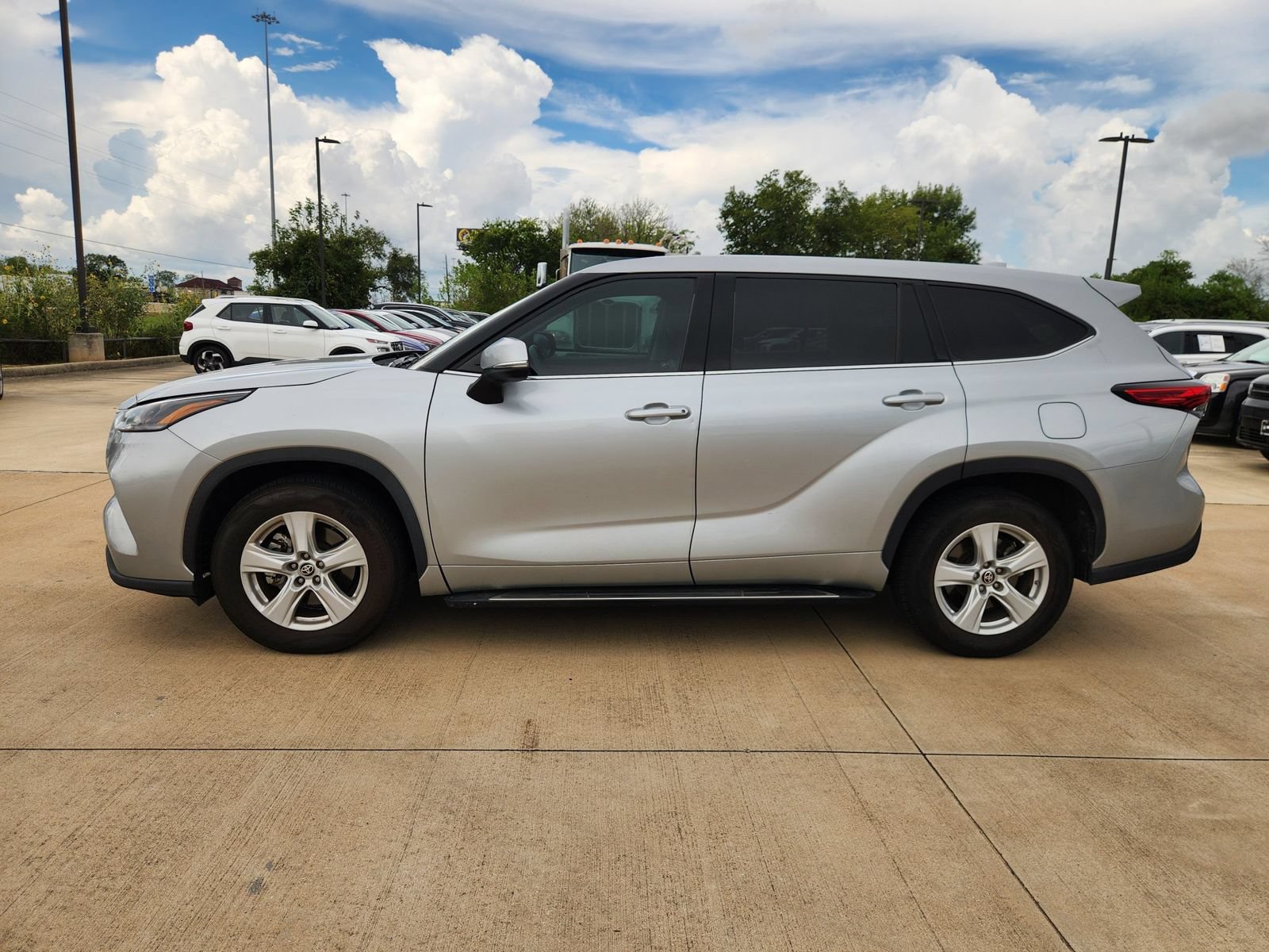 Used 2021 Toyota Highlander LE FWD image 5