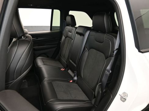 Used 2025 Jeep Grand Cherokee Altitude image 34