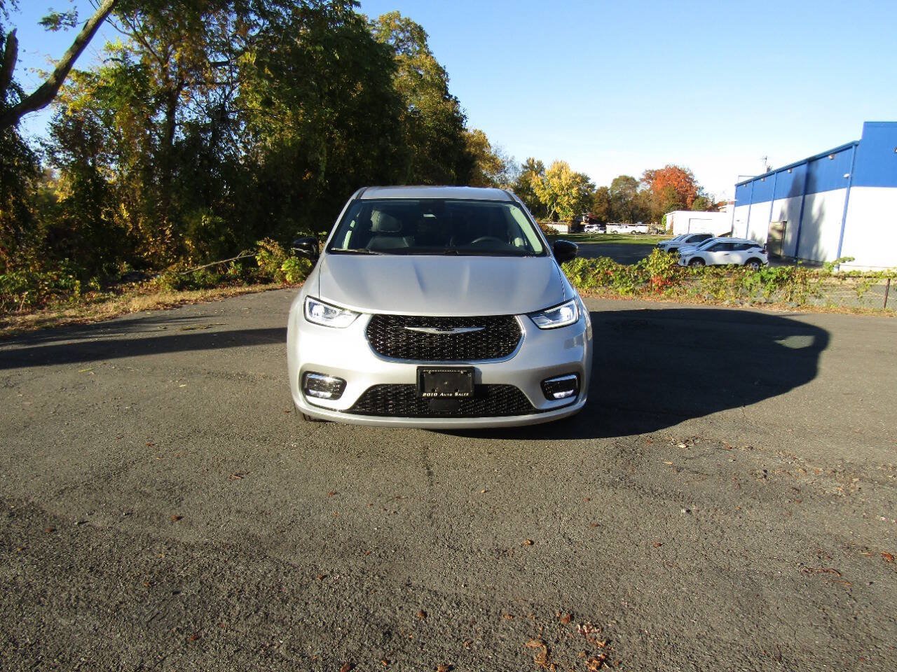 Used 2024 Chrysler Pacifica Touring-L FWD image 9