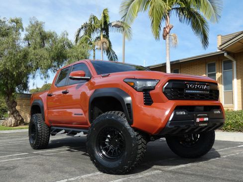 Used 2025 Toyota Tacoma TRD Off-Road w/ TRD Off Road Premium Package image 5