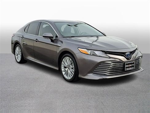 Used 2020 Toyota Camry XLE image 3