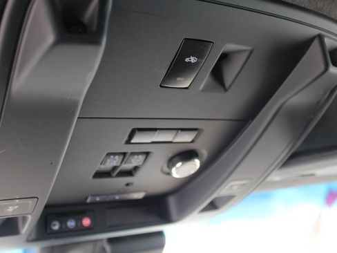 Used 2020 Cadillac Escalade Platinum RWD image 12