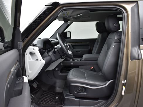 Used 2023 Land Rover Defender 90 SE image 8