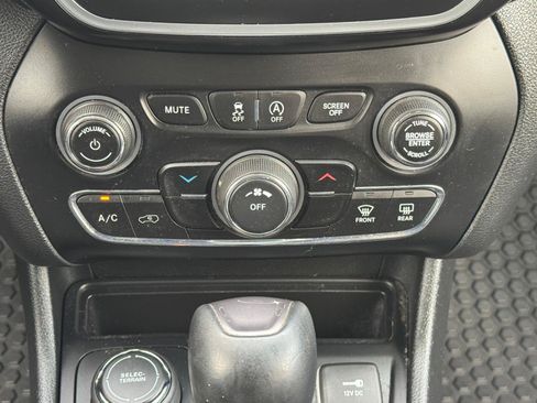 Used 2019 Jeep Cherokee Latitude Plus w/ Cold Weather Group AWD/4WD image 11