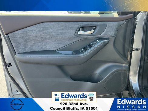 Used 2023 Nissan Rogue SV AWD/4WD image 19