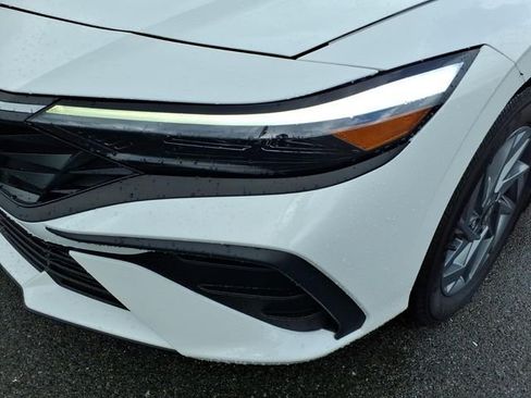 Used 2025 Hyundai Elantra Hybrid FWD image 3