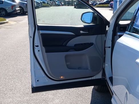 Used 2019 Toyota Highlander XLE image 15