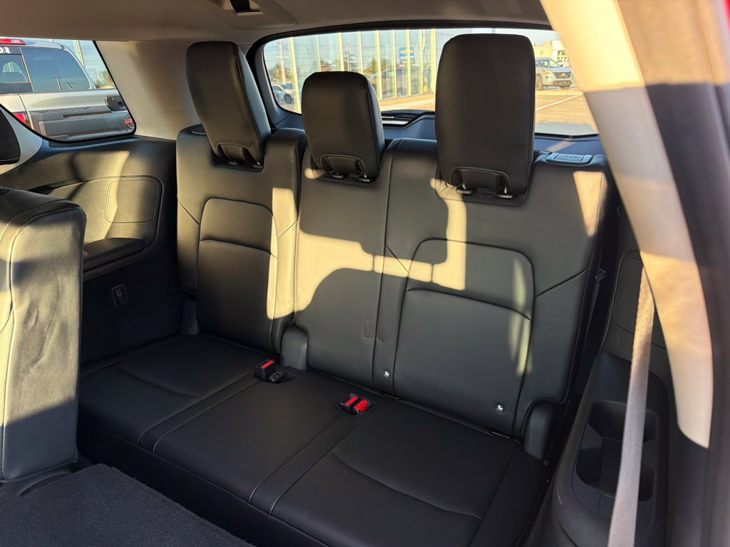 Used 2023 Nissan Pathfinder SL AWD/4WD image 17