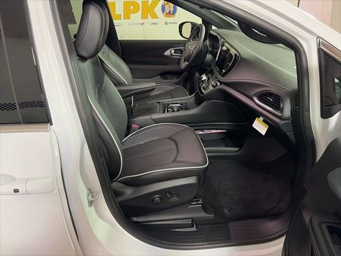New 2026 Chrysler Pacifica Limited image 16