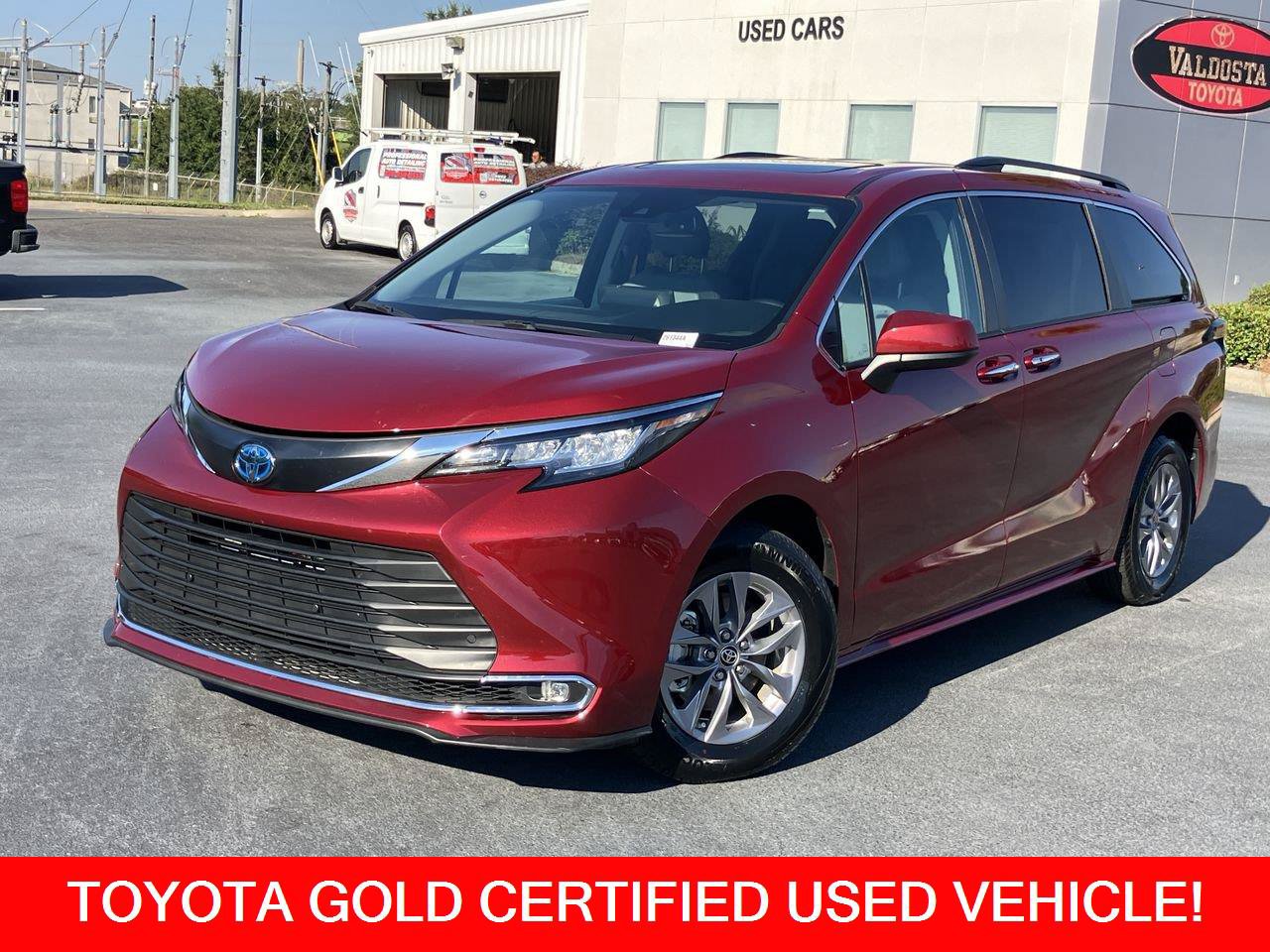 Used 2023 Toyota Sienna XLE FWD image 1