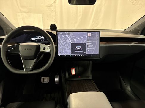 Used 2024 Tesla Model X image 4