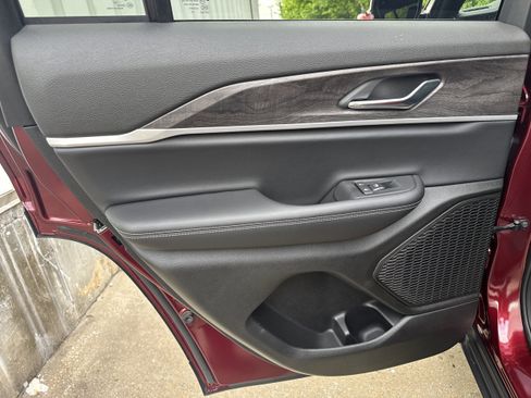 Used 2025 Jeep Grand Cherokee Limited w/ Black Appearance Package AWD/4WD image 10