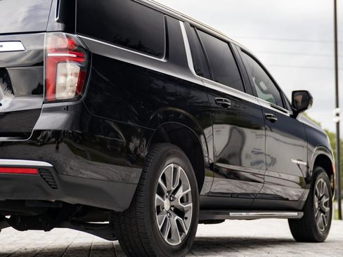 Used 2021 Chevrolet Suburban LT RWD image 15